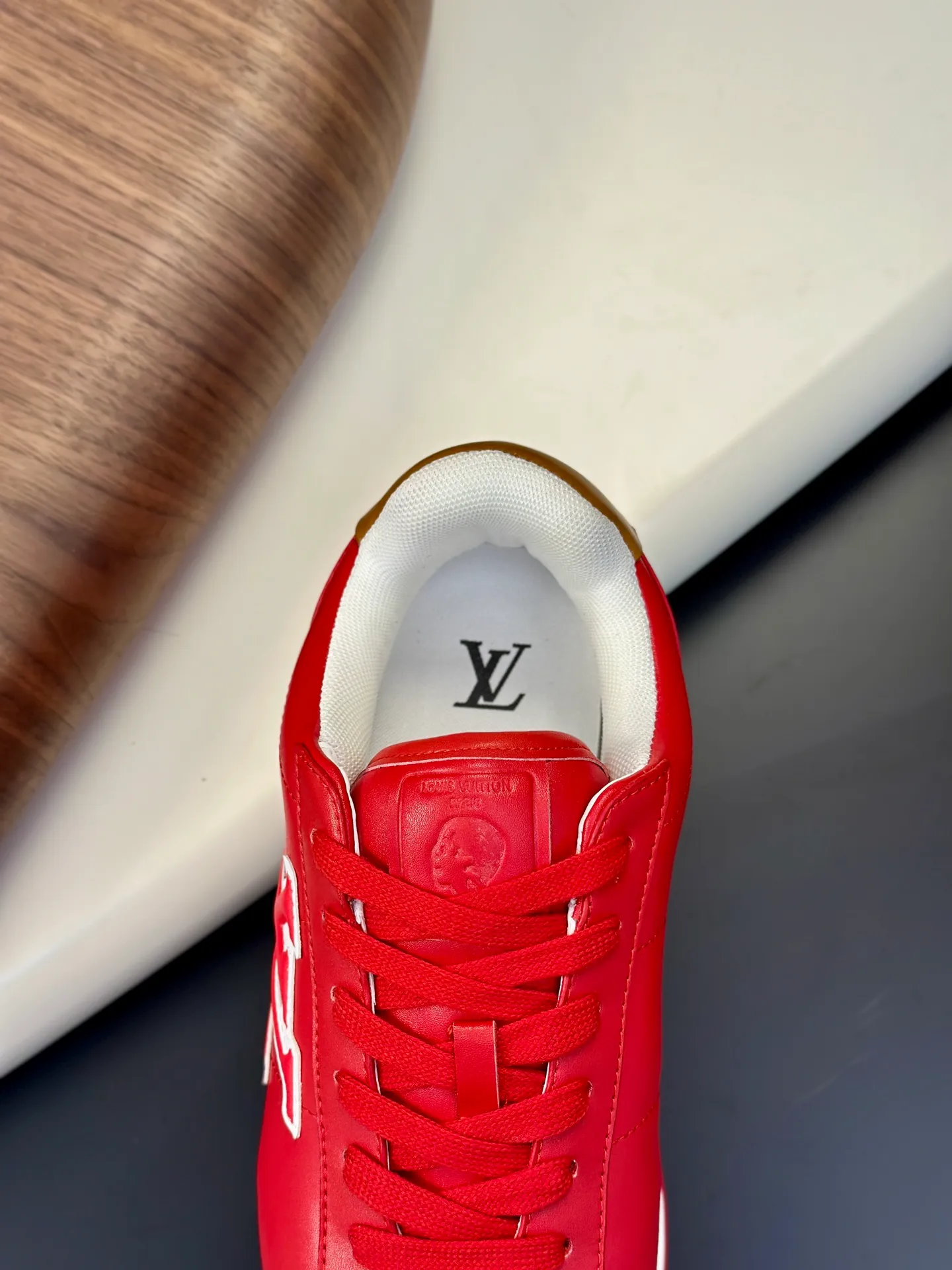 Factory direct sale ¥700💰Full set of packaging💰Top version LV-Louis Vuitton-Classic catwalk new style 1:1 developed replica of the original version! ! The upper foot is very comfortable. It is made of luxurious materials and fine workmanship. The midsole is printed with English letters "Made in Europe". The upper is made of calfskin imported from Italy. The side is decorated with the brand's LOGO and signature. The latest latex foot pads and mesh lining make the foot feel super comfortable. The original two-color TPU combination outsole is specially provided by the original factory. Bag technology Goodyear stitched edges Fabric: Exclusive custom first-layer cowhide Accessories: Exclusive private model Vuitton logo, lining: Customized silk mesh lining - first-layer silk cowhide lining Outsole: TPU combination outsole wear-resistant, non-slip and anti-yellowing Foot pads: new latex pads-mesh sweat-absorbent Counter technology: fully computerized sewing machine wire drawing Toe box back cover Hot and cold shaping Full set of pull-top last with medium and low logo pattern Counter packaging - Shoelaces, certificates, cards, instructions, certificates of quality, dust bags, the most comprehensive packaging on the Internet, men's size 339-44 (38/45 custom-made, non-refundable!